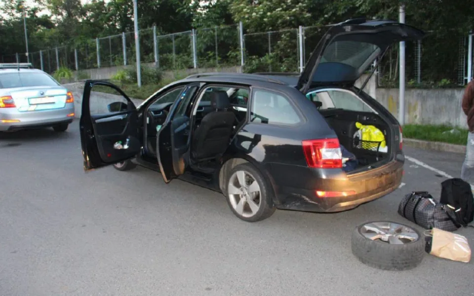 FOTO, VIDEO: Zfetovaný řidič kličkoval pražskými ulicemi. Vezl přes sedmnáct gramů kokainu