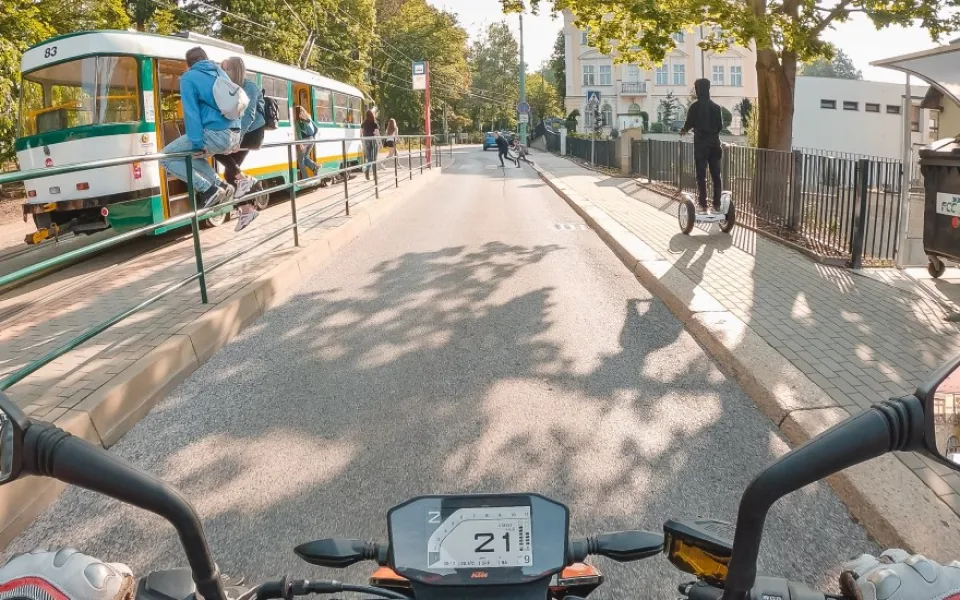 Vznikají nové video pomůcky a animace sloužící pro odhalování rizik při jízdě na motorce