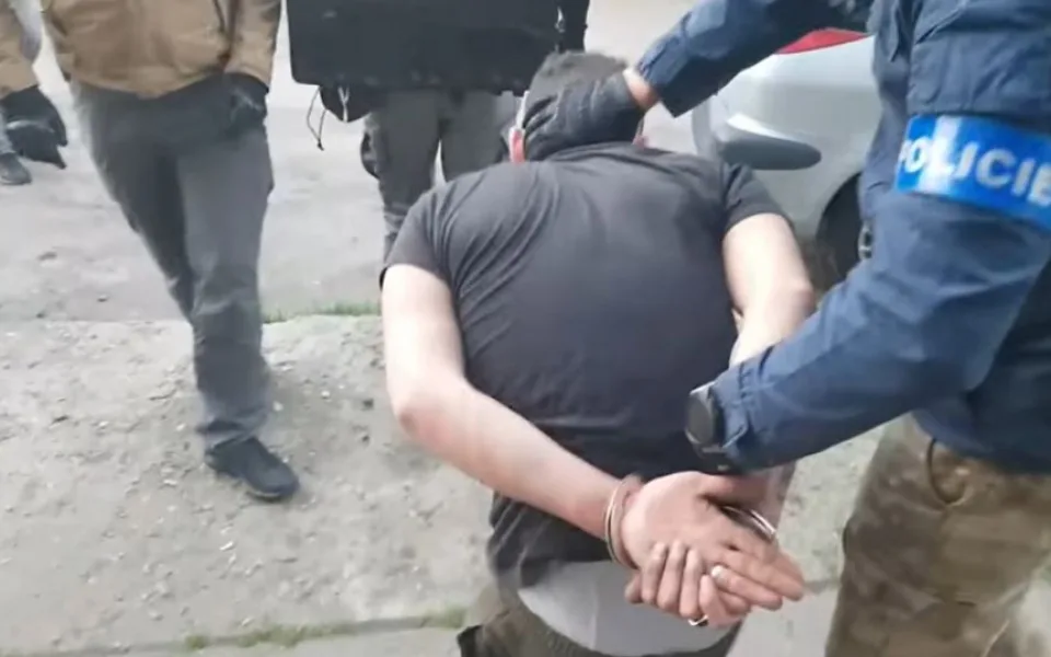 VIDEO: Policisté zadrželi skupinu osob, které kradly během nouzového stavu, těm hrozí osm let
