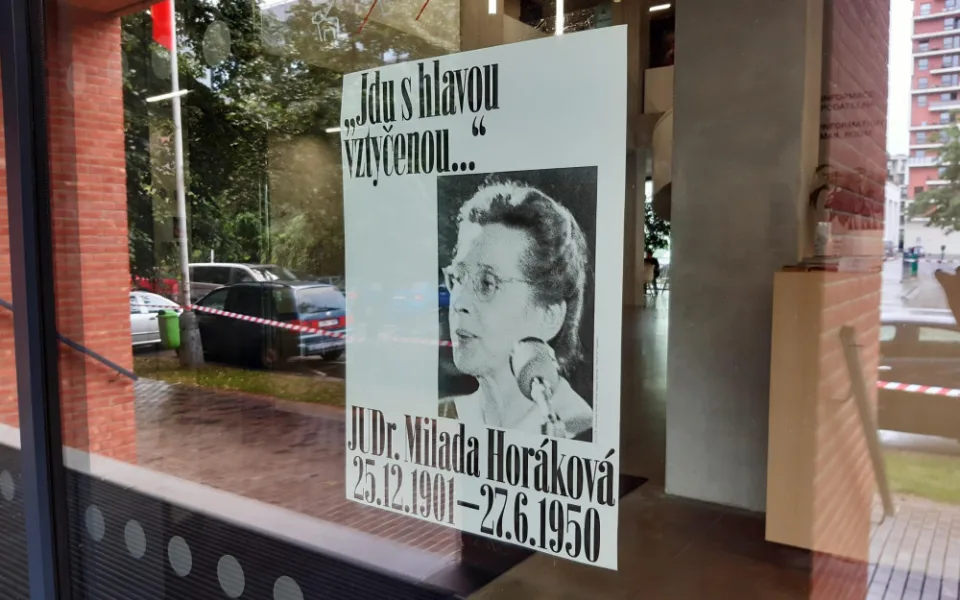 Praha 7 nabízí místním plakáty s Miladou Horákovou. Chceme, aby se podívala do své ulice, říká radní.