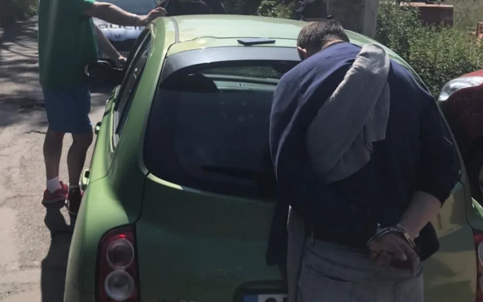 Muž měl být ve vězení, místo toho jezdil zfetovaný po Praze v kradeném autě