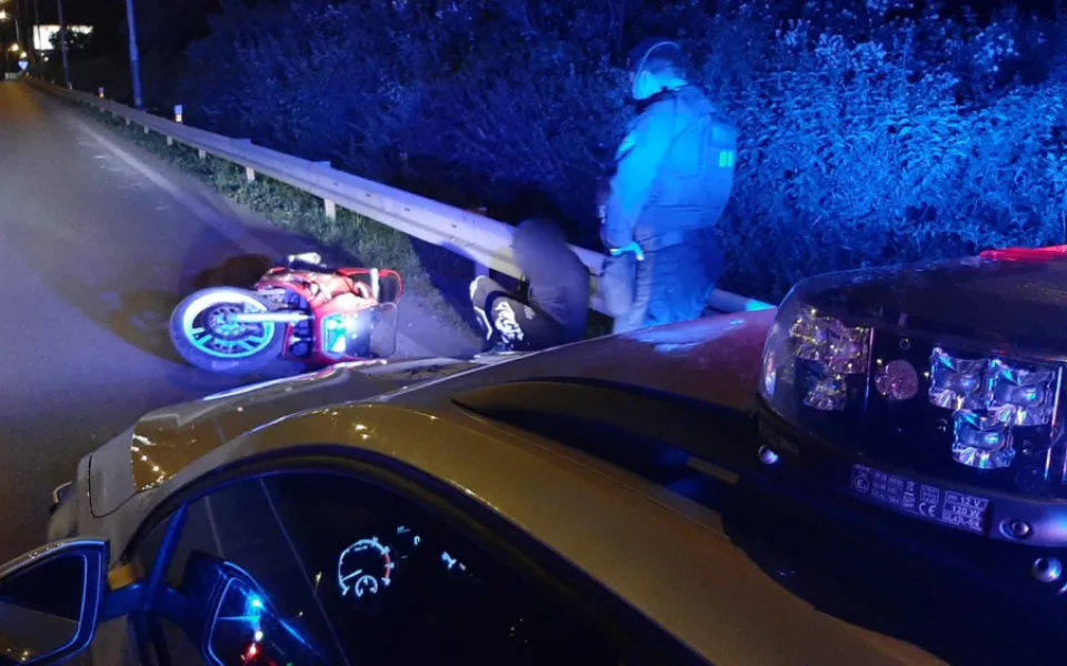 Motorkář pod vlivem drog ujížděl policii. Neúspěšně