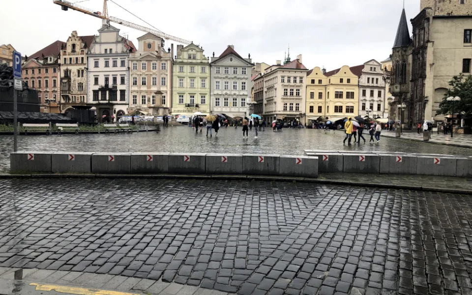 Jsou bloky na Staromáku dobrým řešením? Podívejte se na srovnání se světem