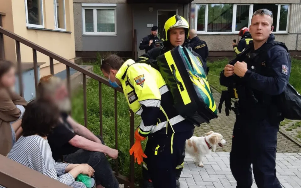 FOTO: Hasiči zasahovali při požáru kuchyně. Evakuovali patnáct osob