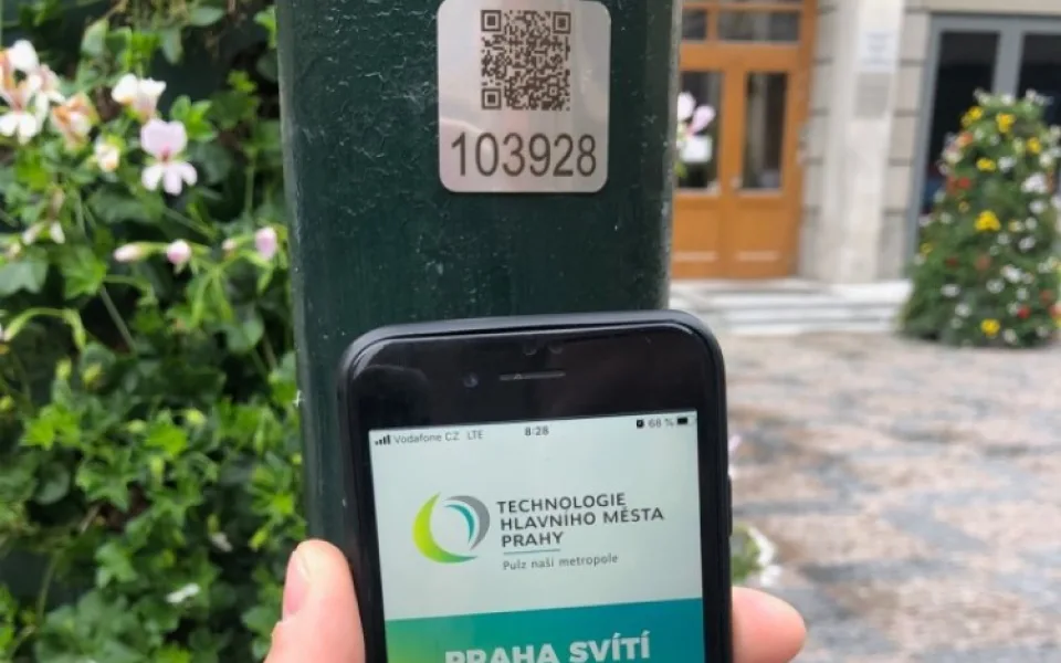 FOTO: QR kódy na lampách v Praze pomohou lidem v nouzi i záchranářům