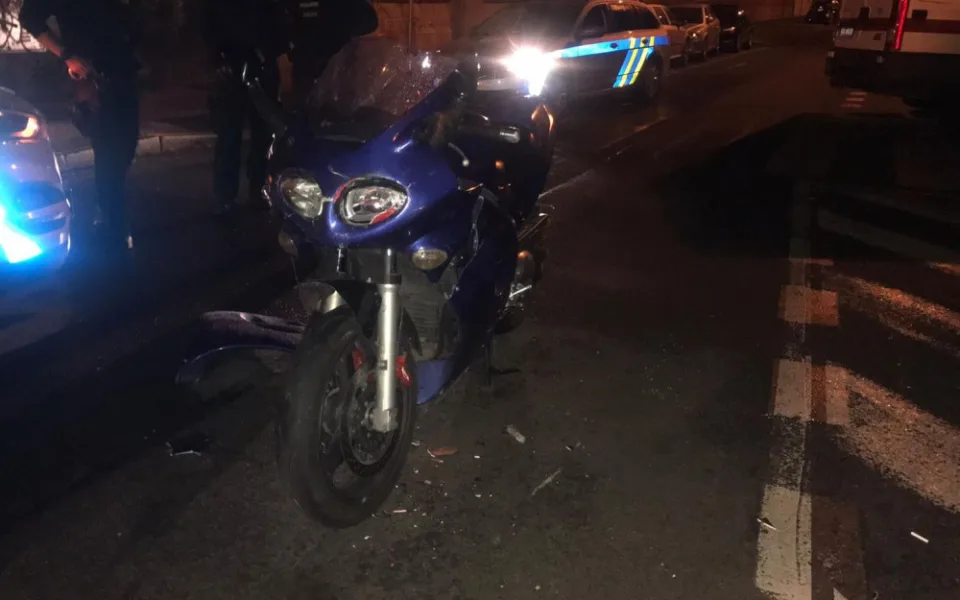 VIDEO: Zfetovaný muž ujížděl policii. Měl kradenou motorku a dva zákazy řízení