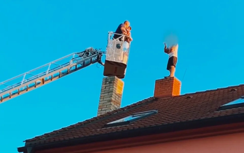 Vyjednavači sedm hodin přesvědčovali muže, aby slezl ze střechy domu v Malešicích.