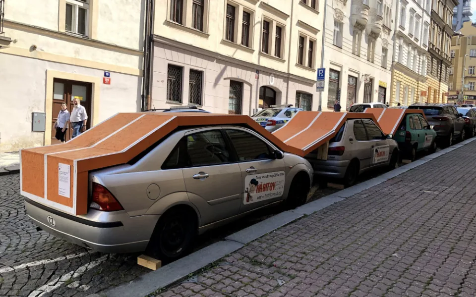 Na Žižkově lidé běhají po autech. Žádný vandalismus, jen umělecký festival