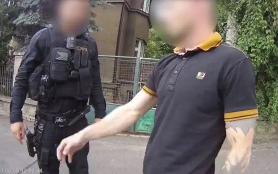 VIDEO: Policisté zastavili zfetovaného muže bez řidičáku v kradeném autě, kde měl drogy a zbraně
