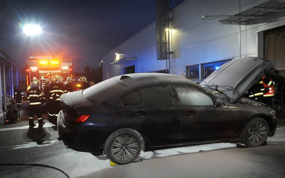 Požár hybridního BMW v Čestlicích. Luxusní automobil musí hasiči ochlazovat několik dní.