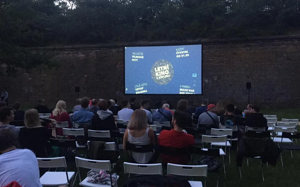 První červencový čtvrtek začne letní kino u Keplera. Diváci uvidí třicet filmů