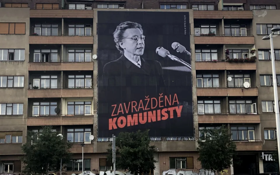 „Zavražděna komunisty.“ V Praze visí velkoplošné vizuály s Miladou Horákovou