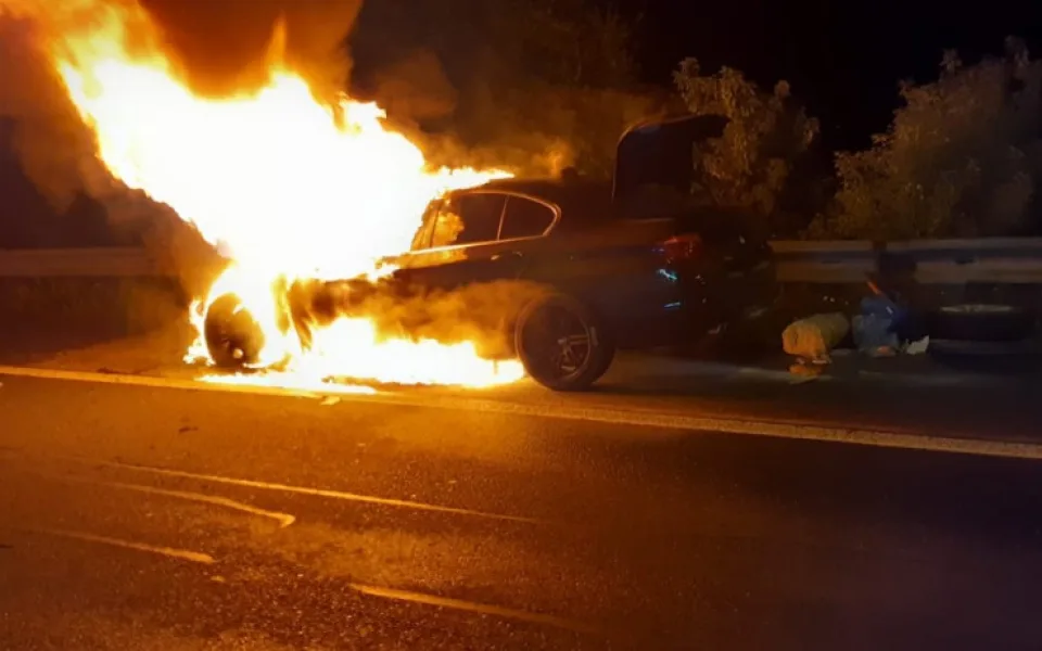 FOTO: Na Rozvadovské spojce hořelo auto kvůli technické závadě. Plameny ho zcela zničily