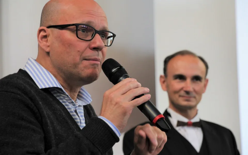 Kurátor Martin Dostál: Těší mě, že jsem mohl udělat výstavu Tomáše Císařovského ve slavné Zámecké jízdárně Alšovy jihočeské galerie