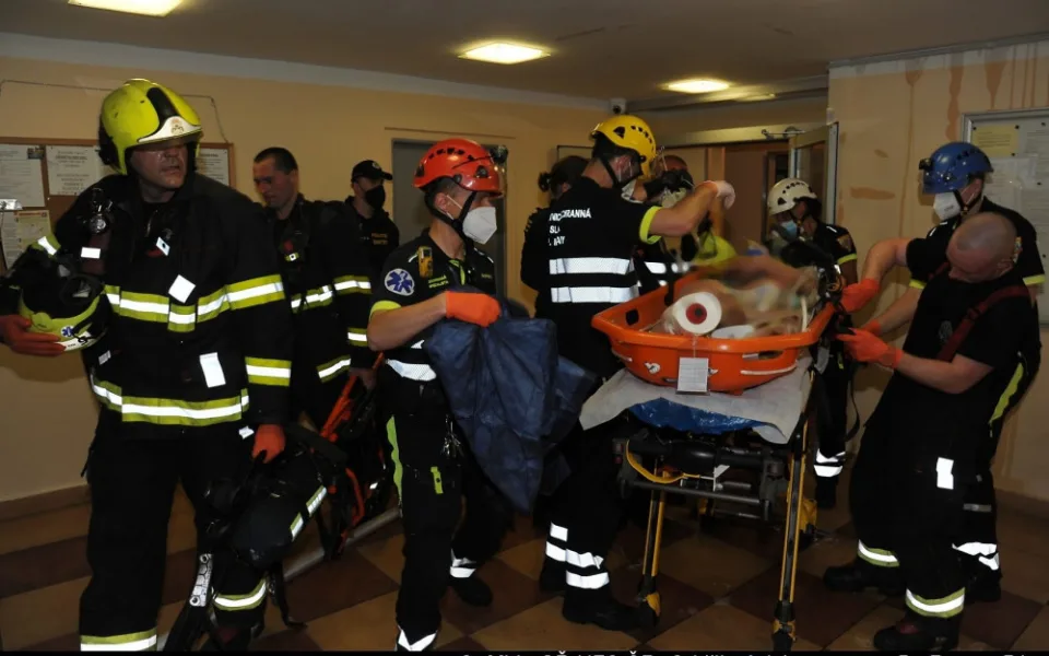 FOTO: Na Žižkově hořel byt. Hasiči evakuovali 57 lidí. Jedna kočka požár nepřežila