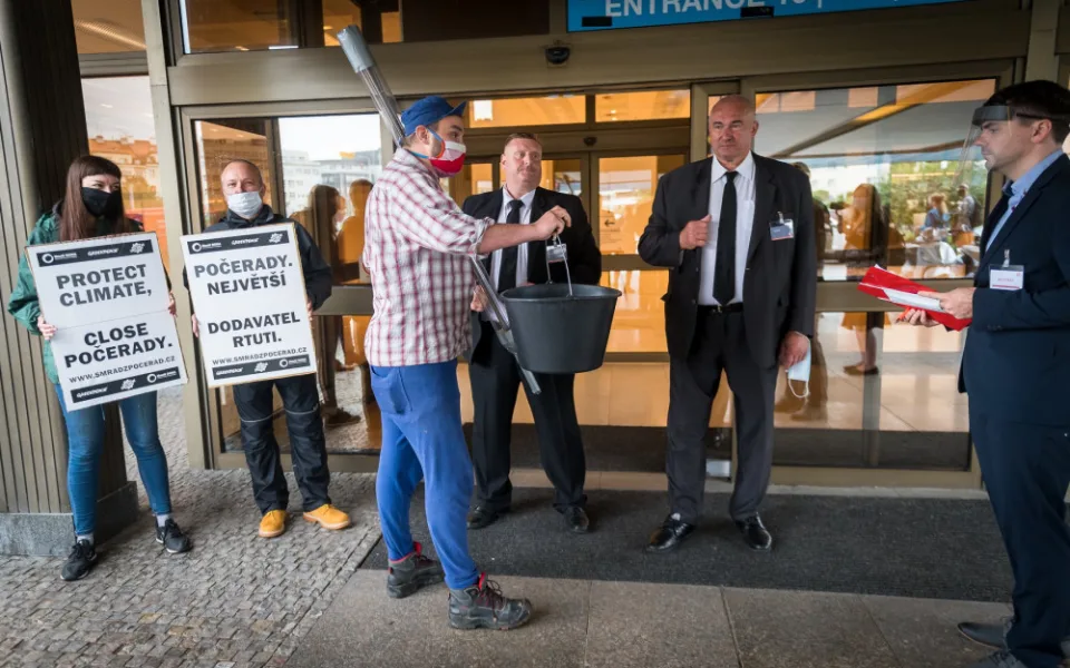Demonstranti před valnou hromadou ČEZ uspořádali happening.