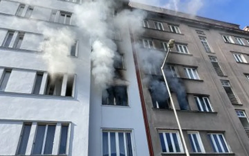 V Holešovicích při výbuchu bytu zemřel člověk. Příčina zatím není jasná.