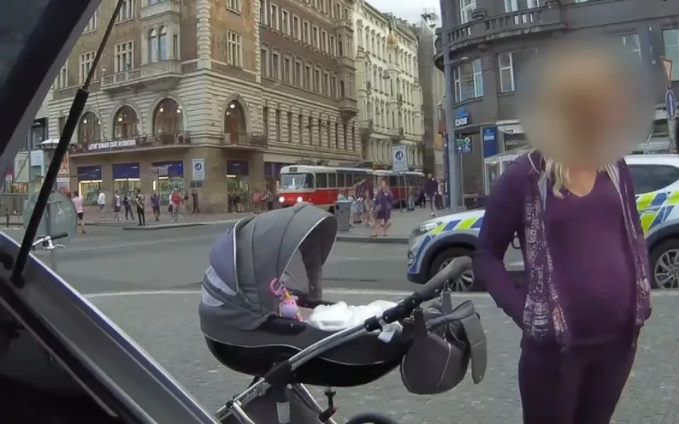 VIDEO: Matka tři promile, otec čtyři. V kočárku měli dvouměsíční dítě, které skončilo v nemocnici