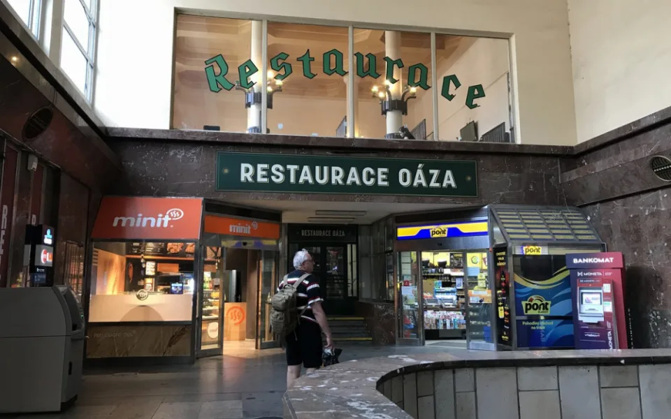 FOTO: Legendární smíchovské nádražce Oáza končí smlouva. Nahradí ji food court