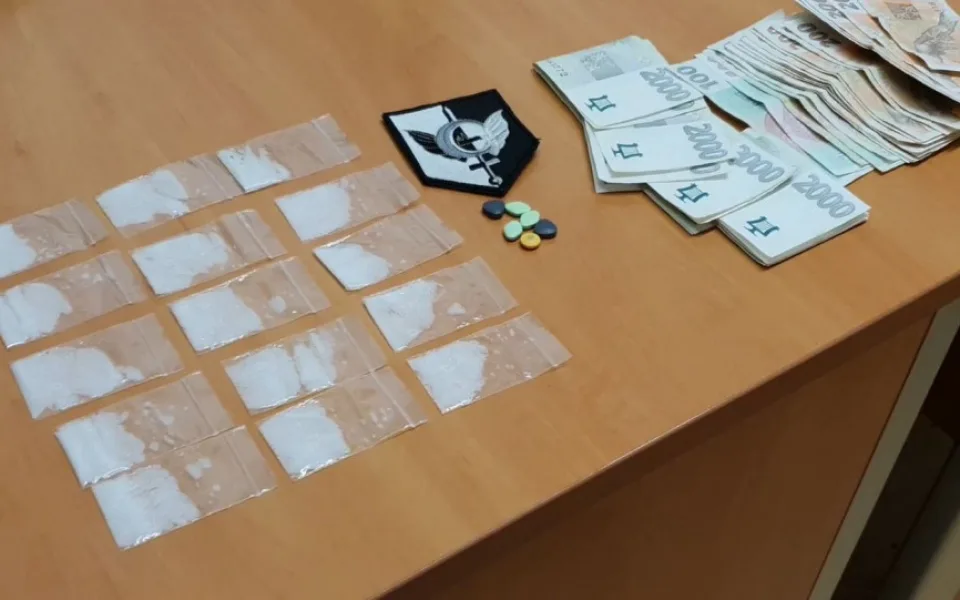Recidivista měl v rozkroku patnáct sáčků pervitinu a balík bankovek