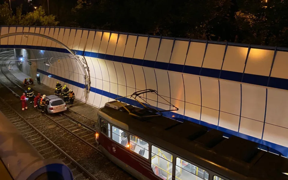 Tramvaje na Barrandov zastavil osobák na kolejích. Vyprostit ho museli hasiči.