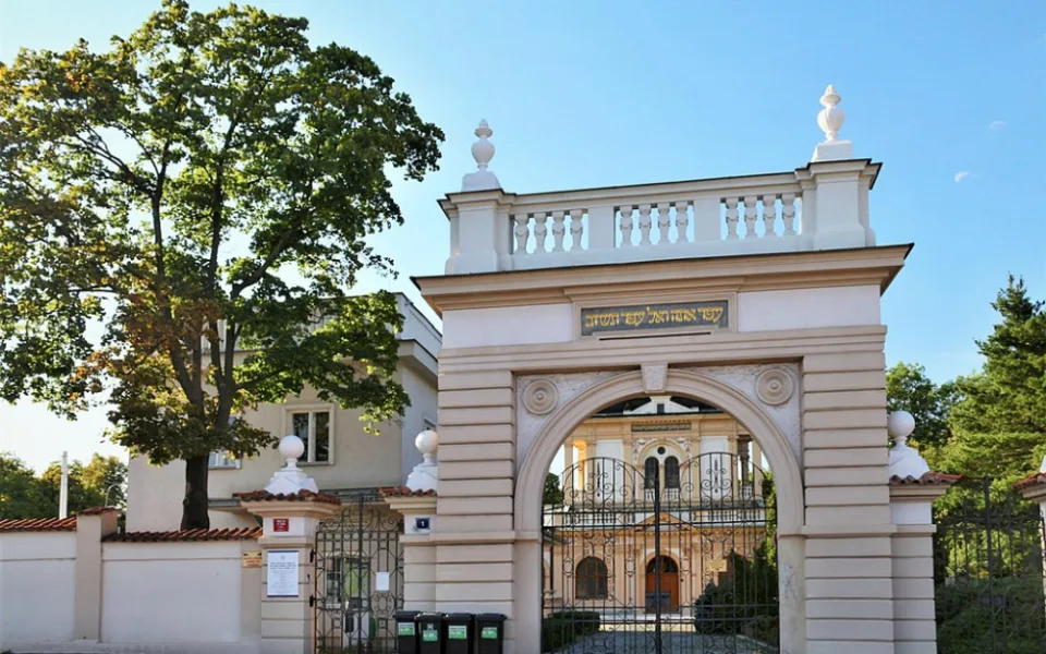 Nový židovský hřbitov v Praze byl dokončen před 130 lety. Dnes je největší židovské pohřebiště v Česku.