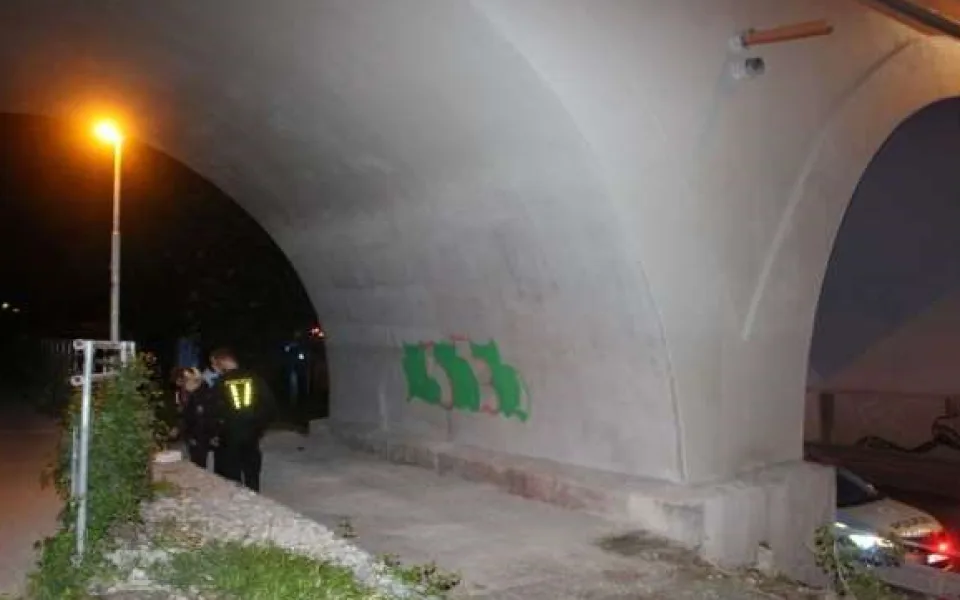 Dvojice cizinců posprejovala Negrelliho viadukt. Obratem skončili v poutech.