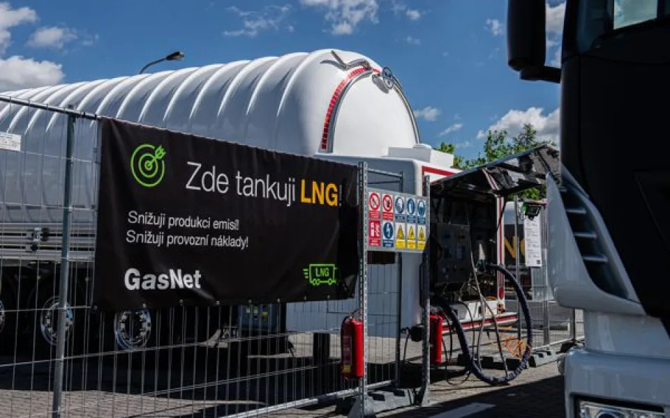 GasNet otevřel u Prahy první mobilní komerční LNG stanici v ČR.