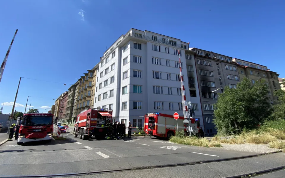 Lidé pomáhají po požáru v Holešovicích. Posílají materiál i finance