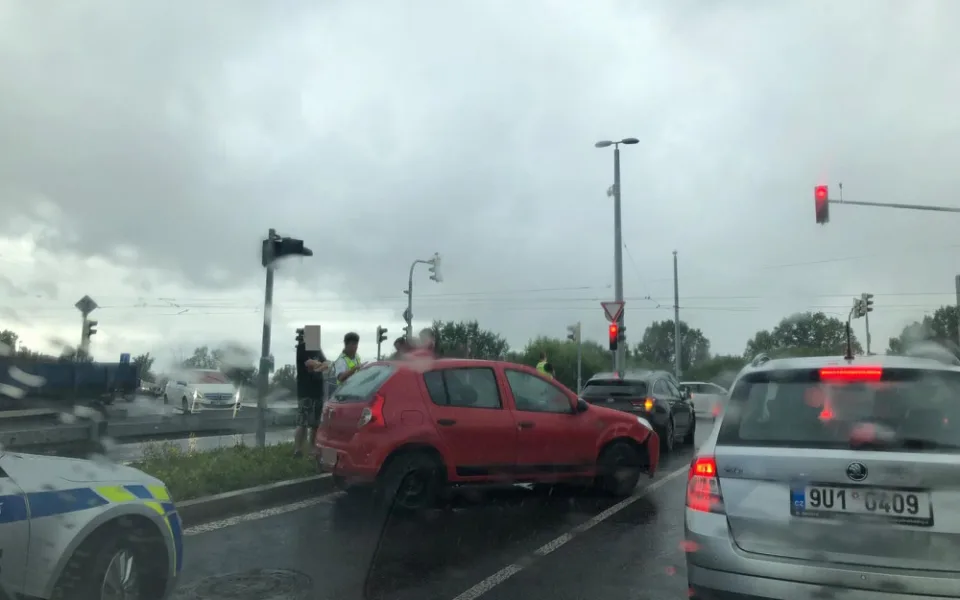 VIDEO: Řidič ujížděl policii, po pár metrech havaroval. V autě bylo 17 gramů pervitinu