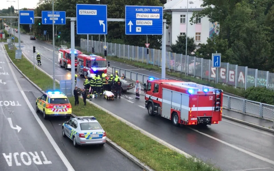 FOTO, VIDEO: Nehoda přerušila provoz ve Strahovském tunelu. Řidič je zraněný