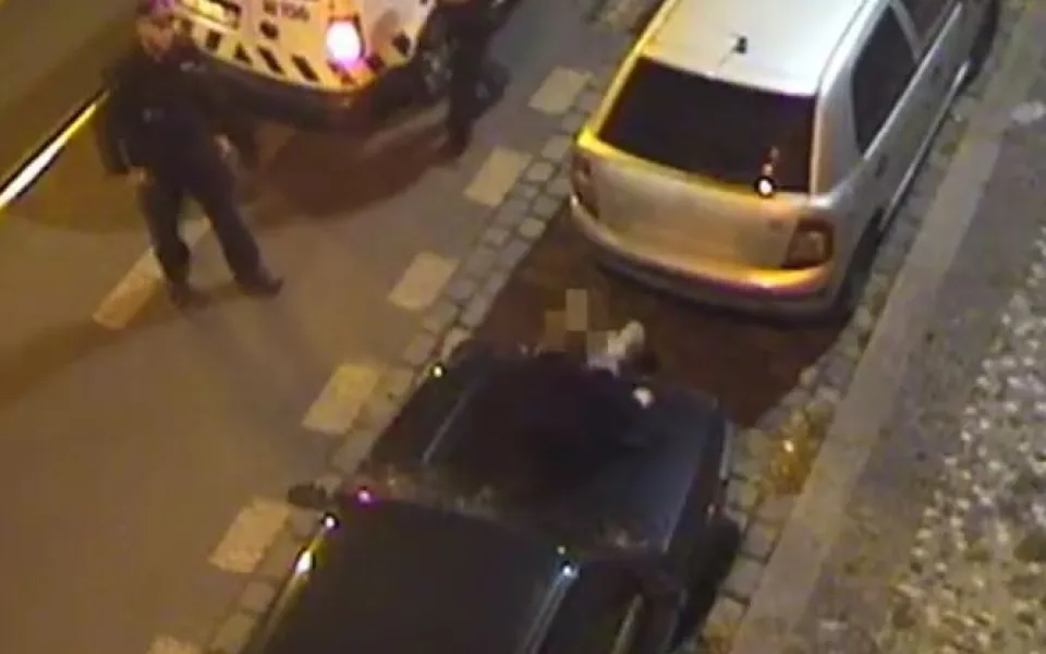 VIDEO: Cizinec ničil zaparkovaná auta v Moskevské ulici. Nadýchal téměř tři promile