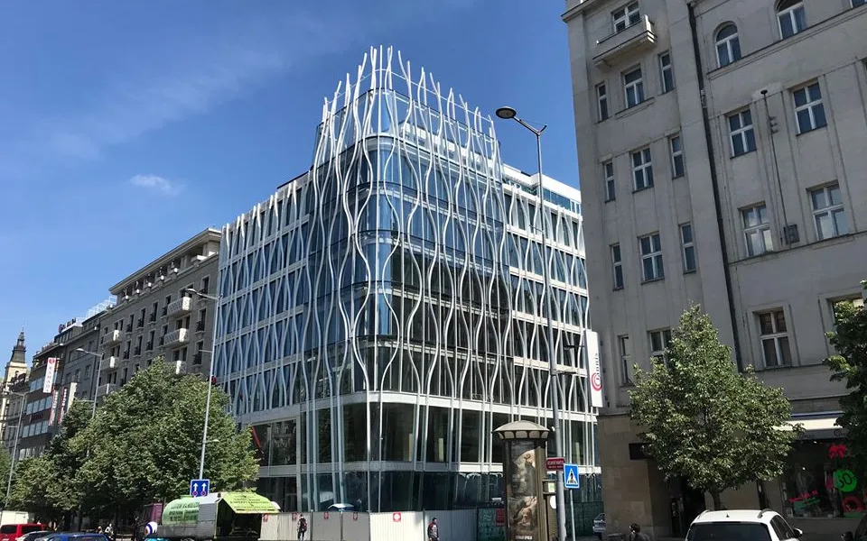 Prostory pro Primark na Václaváku jsou zkolaudovány. The Flow Building přitahuje pozornost kolemjdoucích.