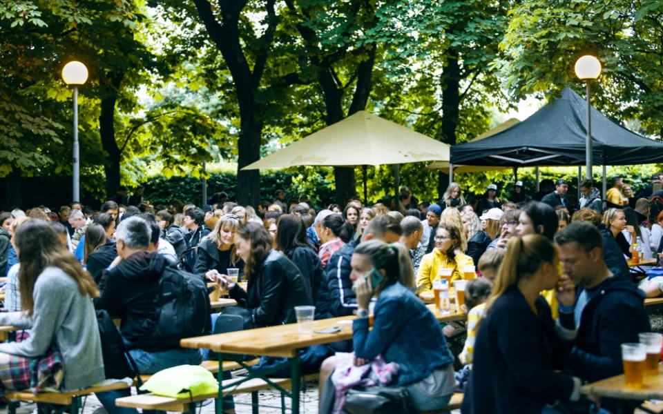 Publikum během koncertu v Riegrových sadech