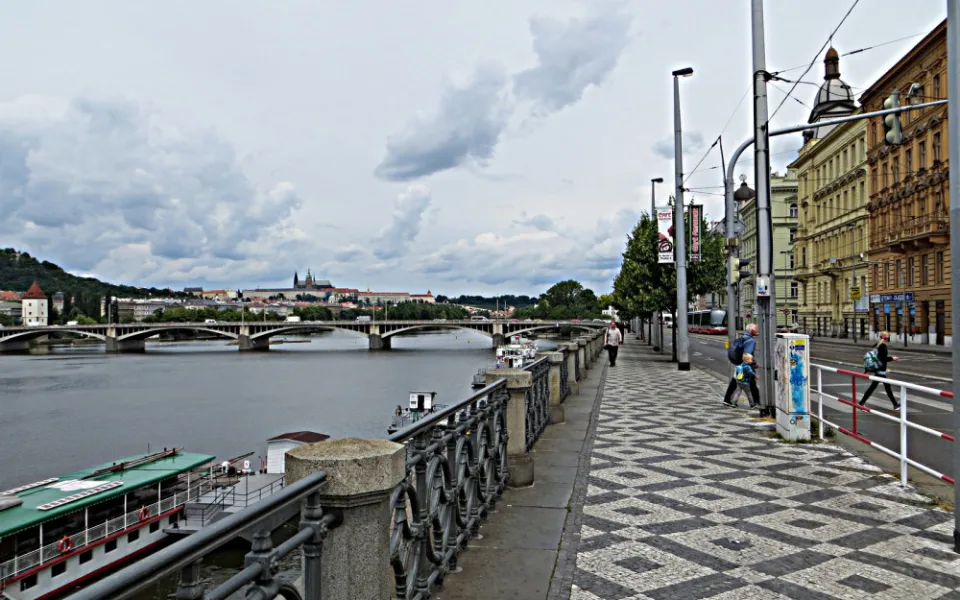 Další dopravní omezení. Řidiče čeká uzavírka části Rašínova nábřeží ve směru z centra.