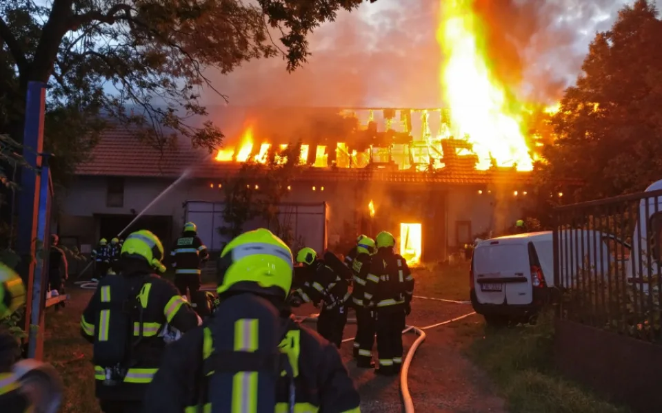 FOTO, VIDEO: Hasiči zasahovali u požáru staré truhlárny, při kterém se propadla střecha