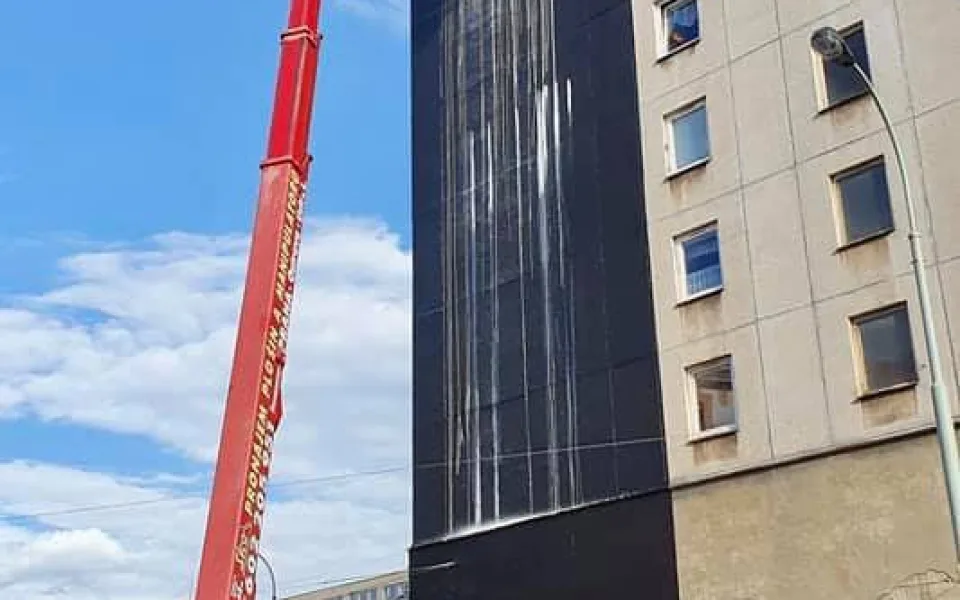 Žižkovský panelák pokryla čtyřicetimetrová malba. Autorem vodopádu je malíř Patrik Hábl.