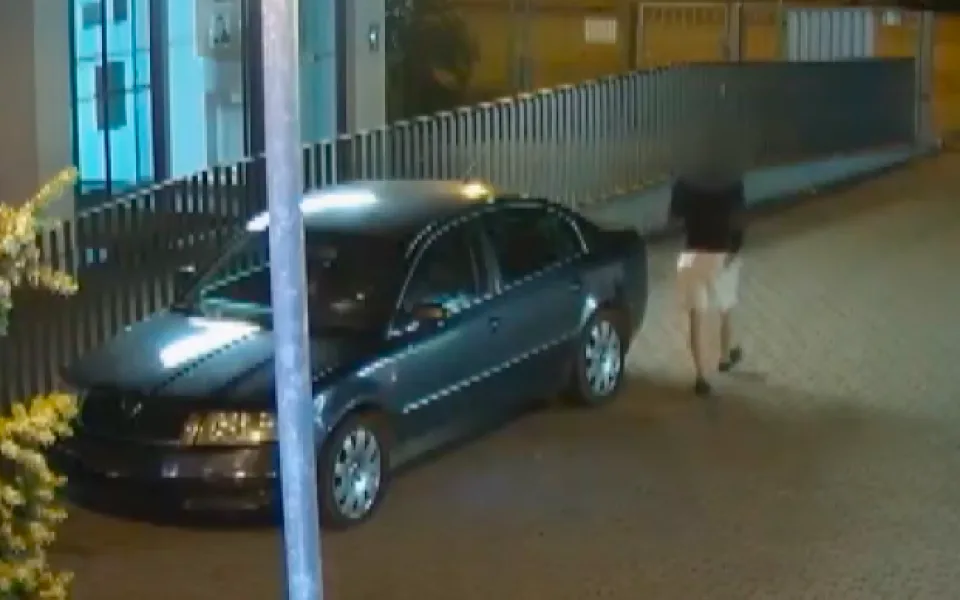 Opilý mladík se udal strážníkům, aby neudělal. Na stanici přijel autem.