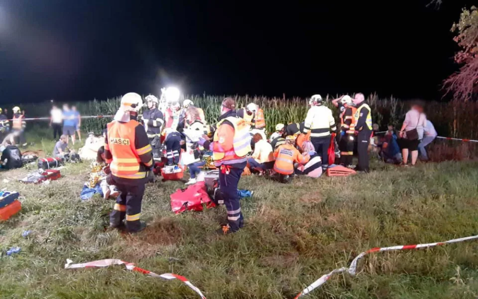 Mezi Prahou a Kolínem se srazily dva vlaky. Na místě je až 60 zraněných, pohřešuje se strojvůdce