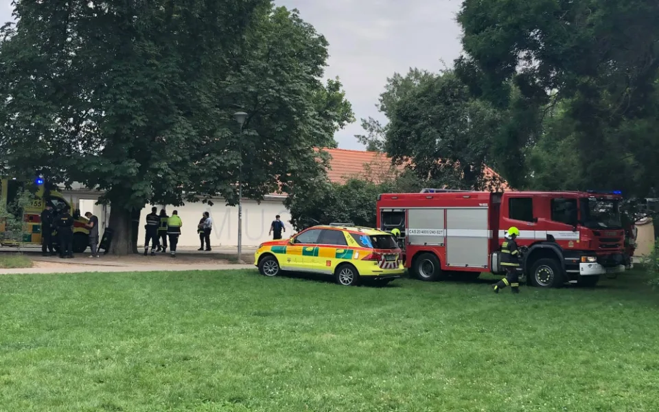 FOTO, VIDEO: Kampu zahalil kouř. Hořelo v Sovových mlýnech