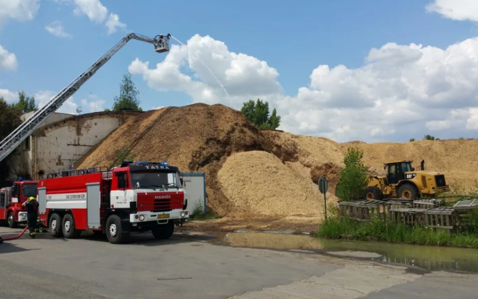 FOTO, VIDEO: V Letňanech hořela štěpka. Hasičům práci komplikovalo vedro