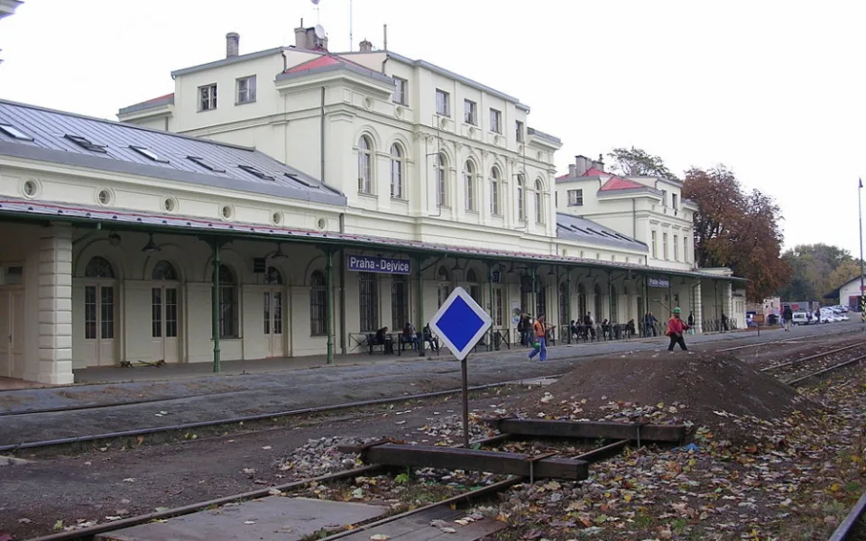 Prověřování prodeje pozemků u nádraží Dejvice pokračuje
