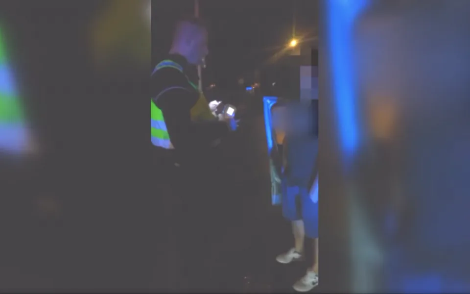 VIDEO: Strážníci zastavili opilého řidiče. Prý vypil čtyři piva, měl přes dvě promile