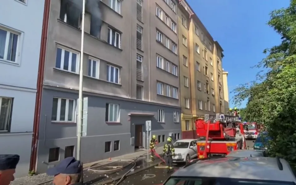 Obyvatelé domu ve Strojnické ulici v Holešovicích se po výbuchu dočkali podpory sousedů
