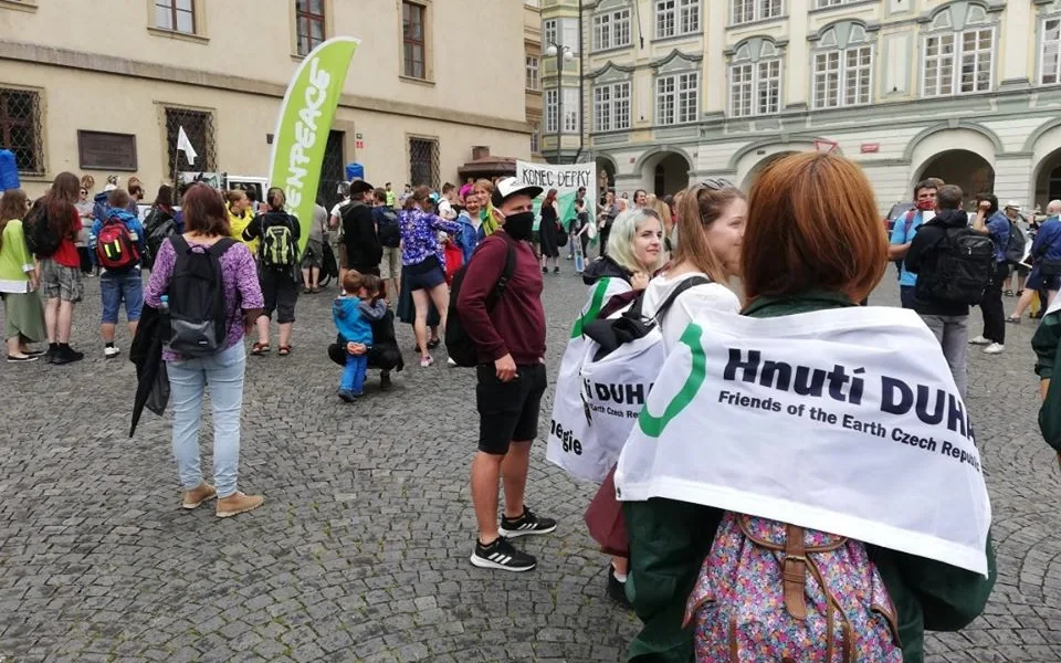 Na Malostranském náměstí se sešly stovky ekologických aktivistů.