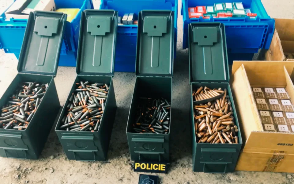 Policie při prohlídce garáže v Praze zajistila 26 zbraní a 150 kilogramů munice.