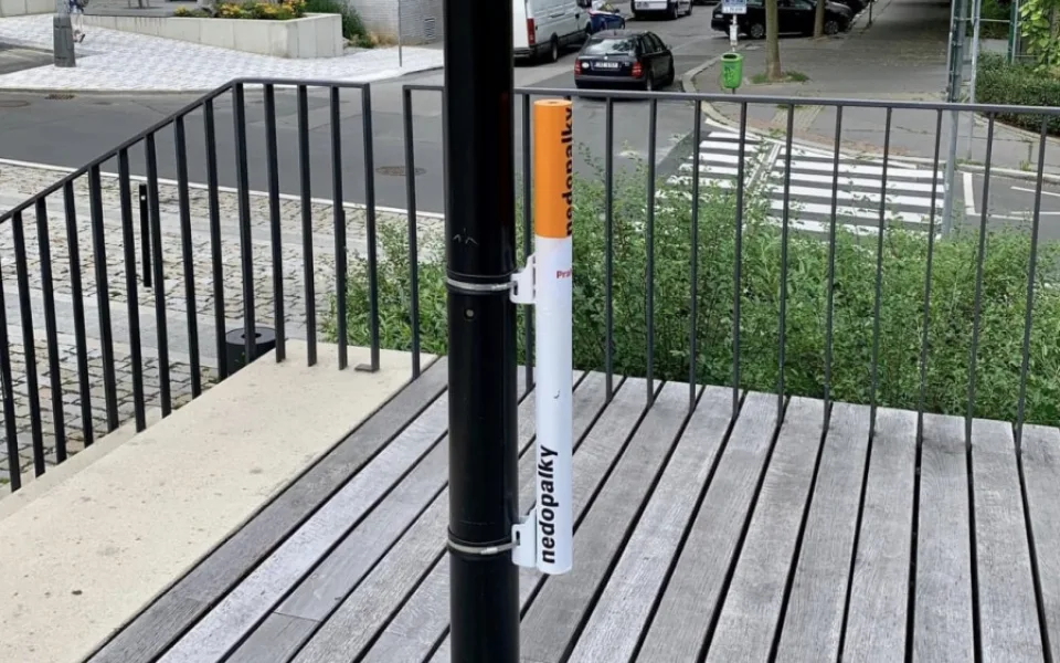 Popelník se vzhledem cigarety. Chceme vyvolat diskuzi, říká starosta Prahy 3
