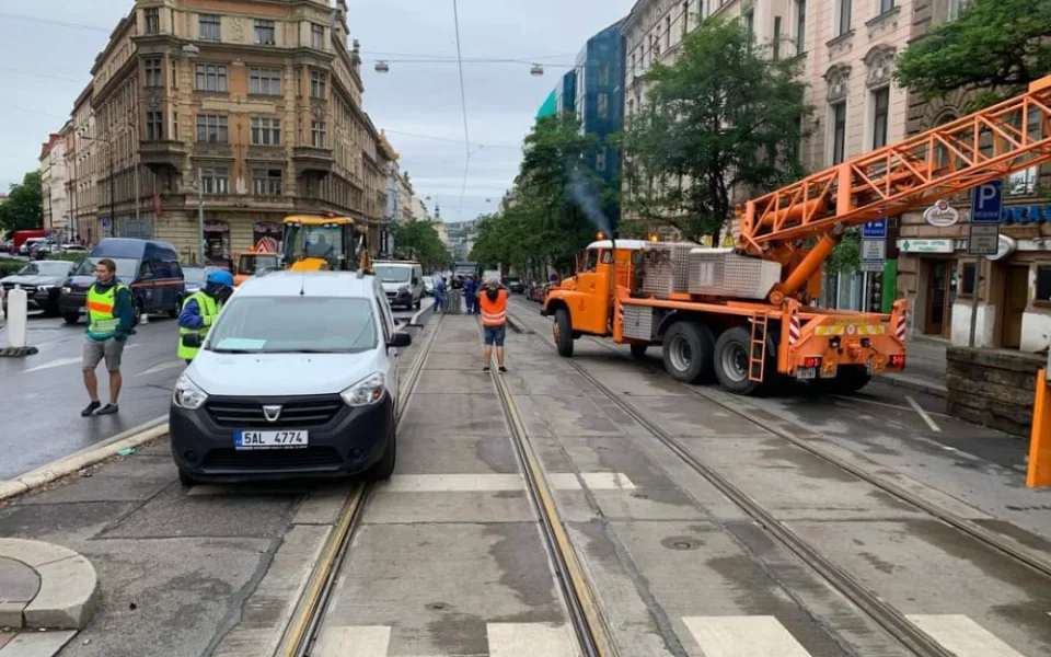 V Ječné ulici prasklo vodovodní potrubí. Provoz tramvají bude omezen do soboty
