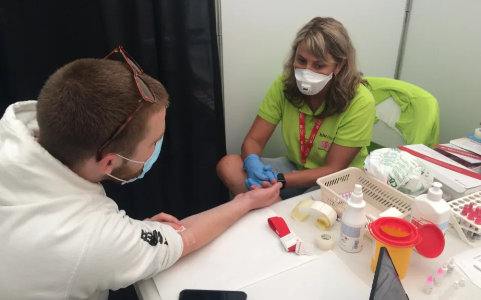 FOTO, VIDEO: Podívejte se, jak probíhá testování na HIV, syfilis nebo žloutenky typu B a C