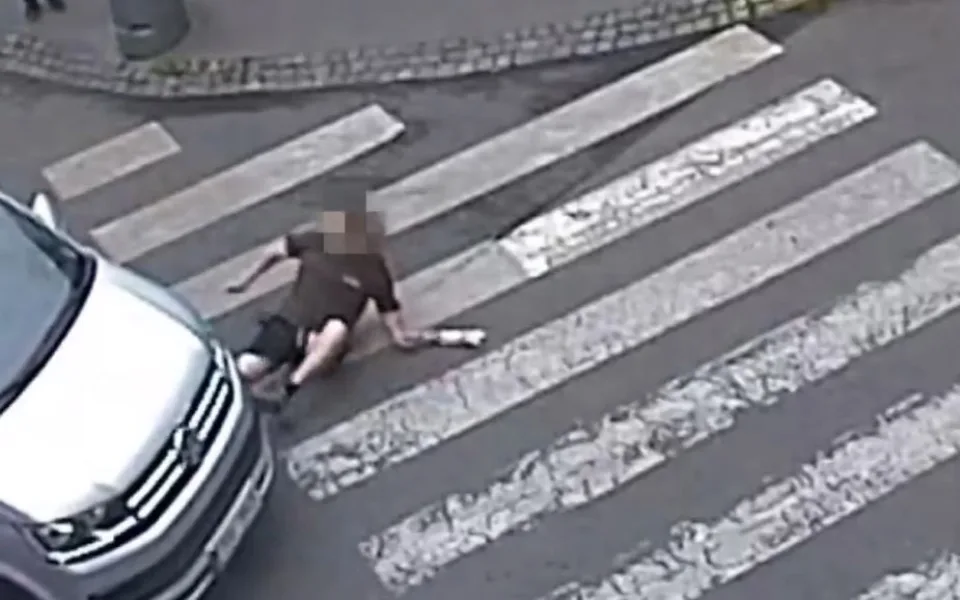 VIDEO: Řidič v centru Prahy srazil chodce, ten skončil se zraněním v nemocnici